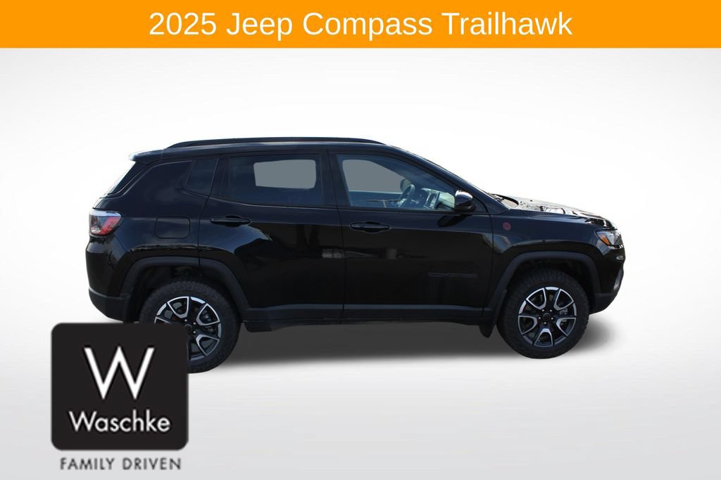 Used 2025 Jeep Compass Trailhawk w/ Trailhawk Convenience Group AWD/4WD image 9