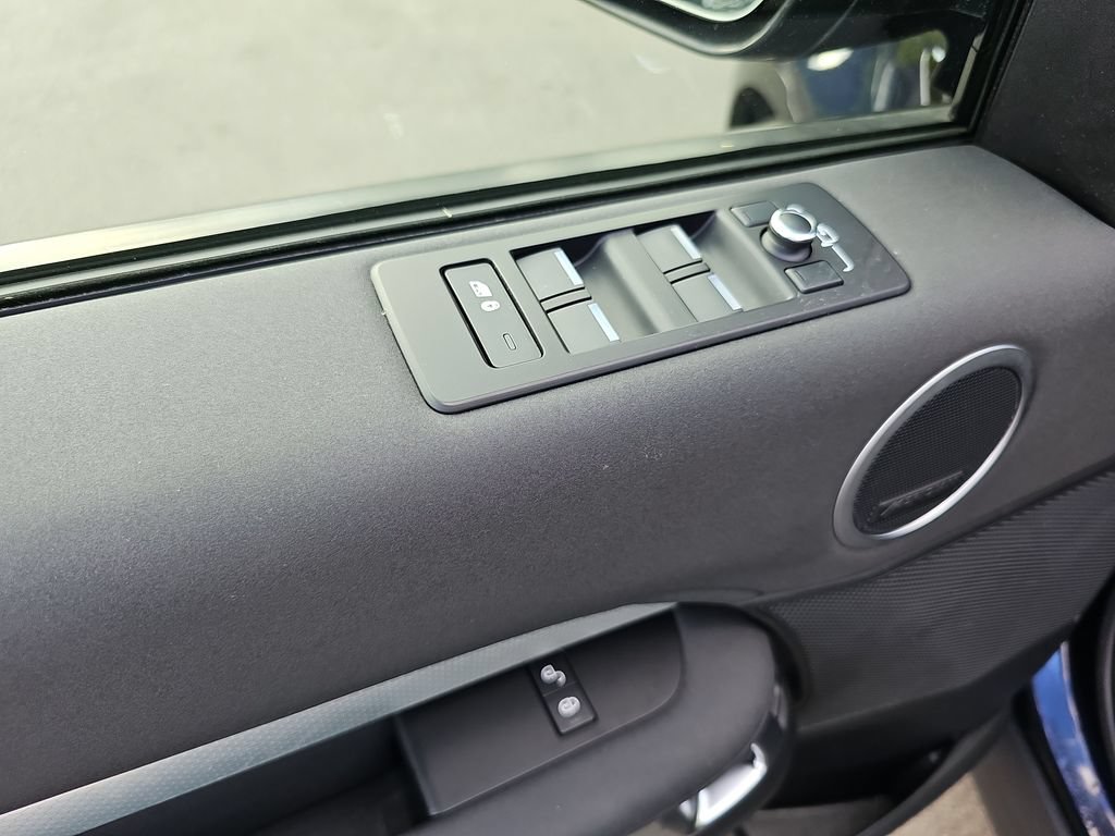 Used 2020 Land Rover Discovery Landmark AWD/4WD image 18