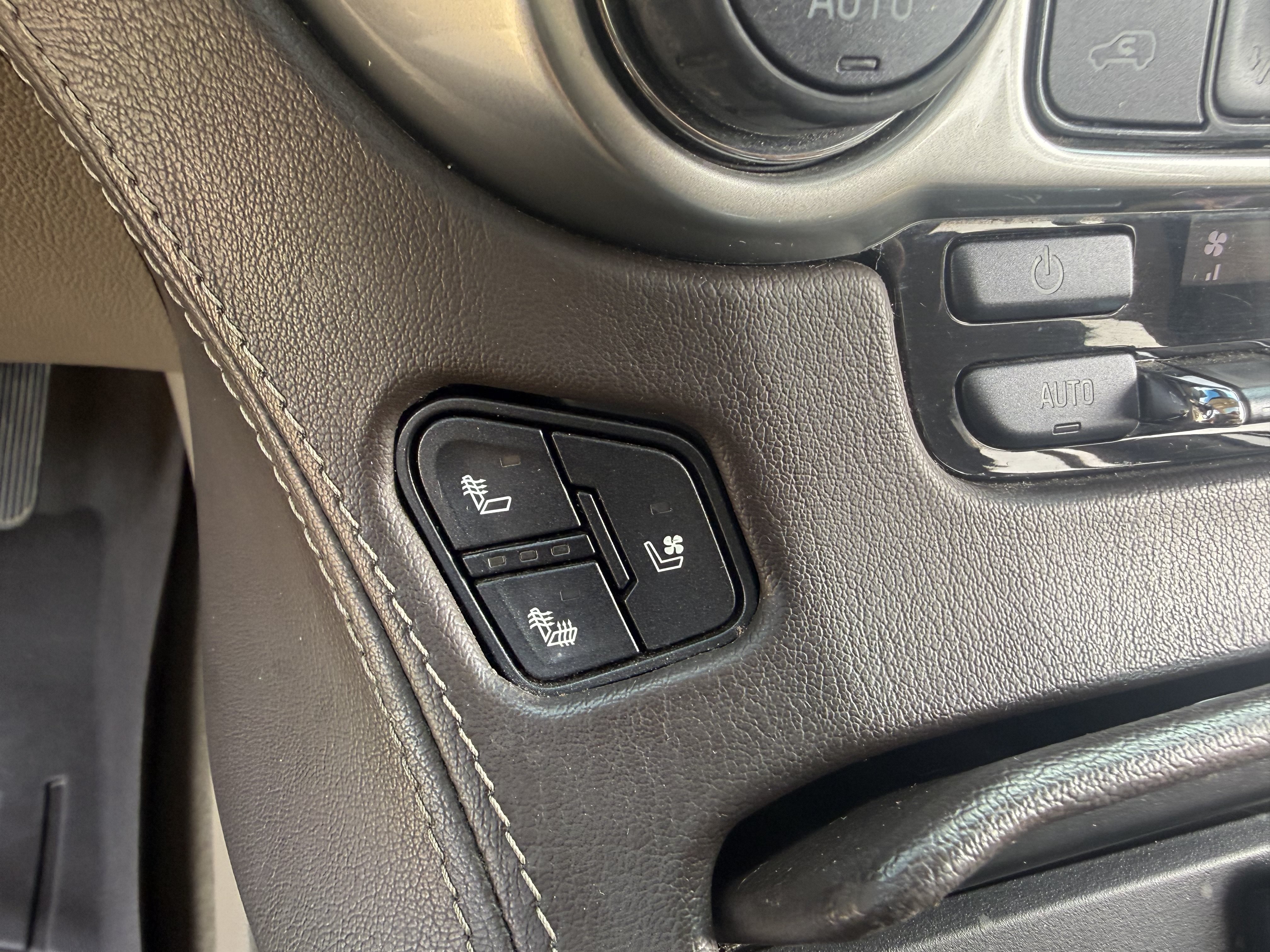 Used 2019 Chevrolet Suburban Premier RWD image 38
