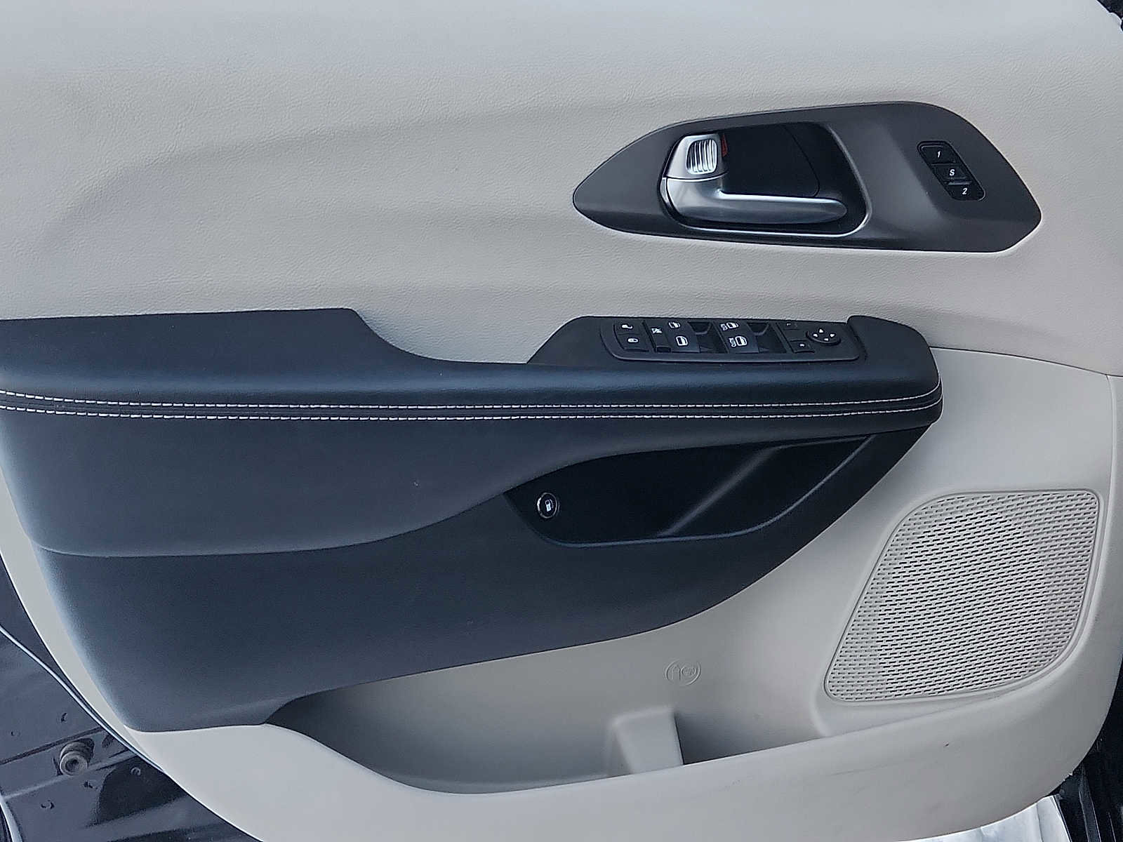 Used 2024 Chrysler Pacifica Select image 12