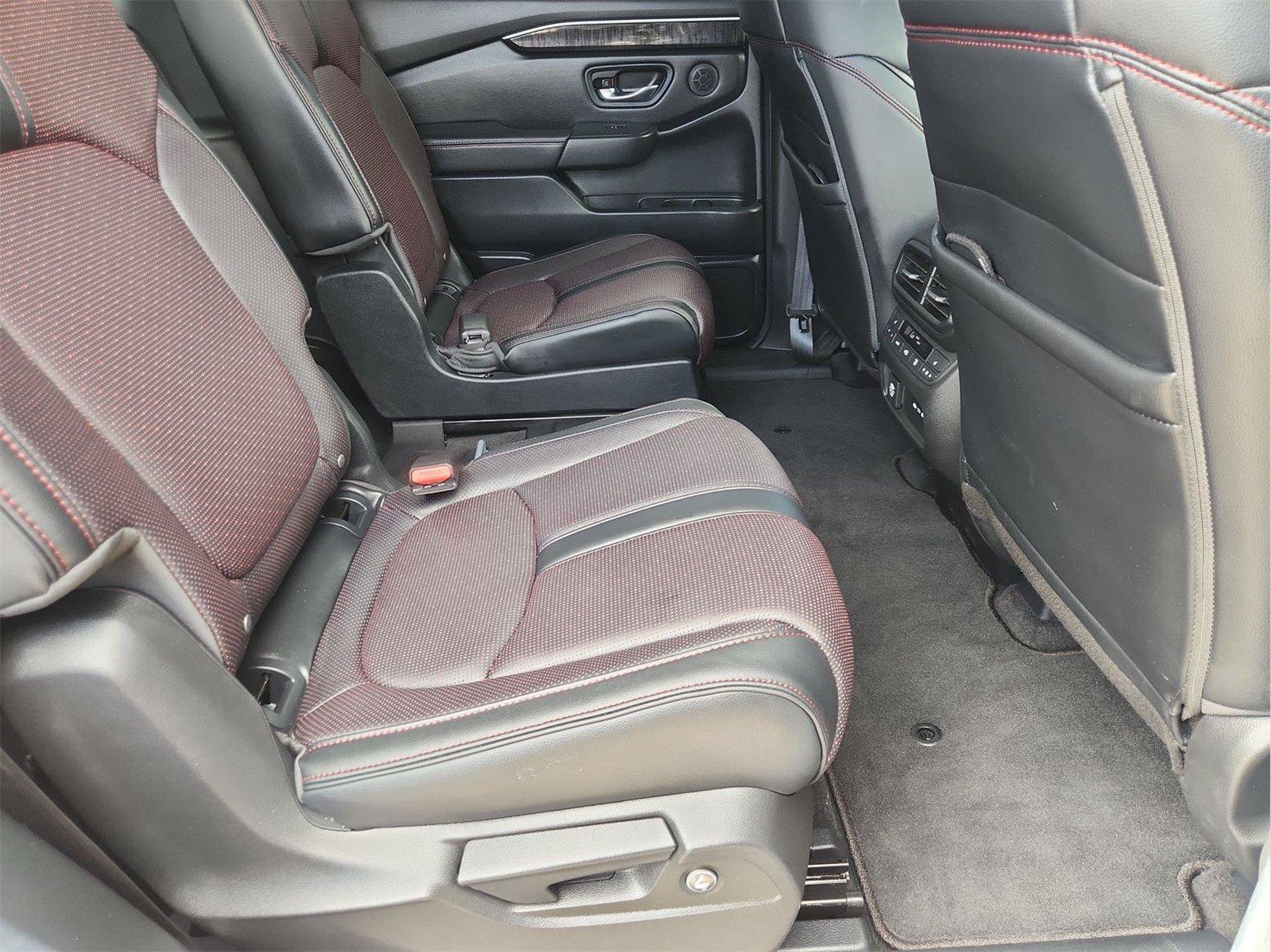 Used 2025 Honda Pilot Black Edition image 27