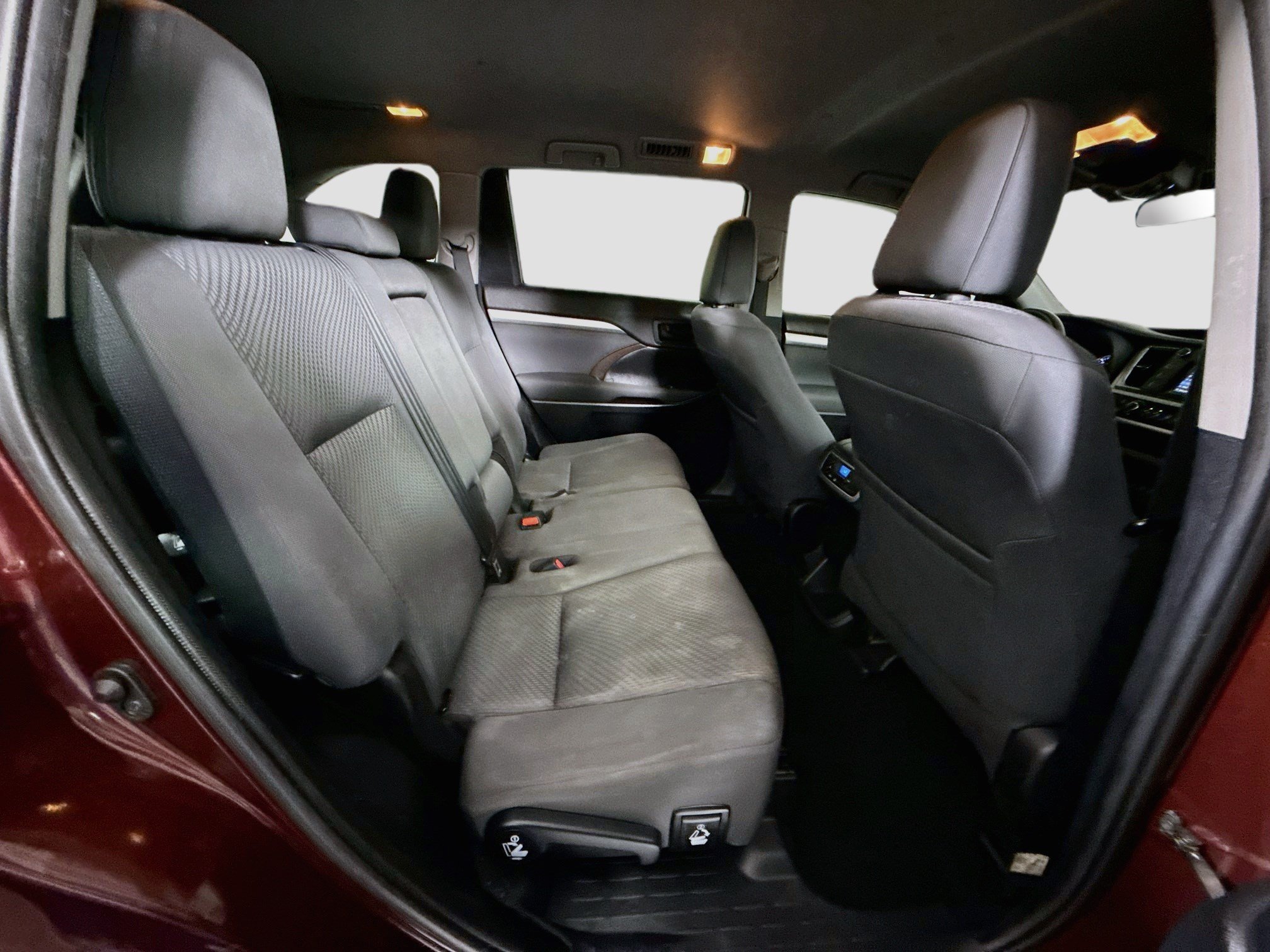 Used 2019 Toyota Highlander LE FWD image 26