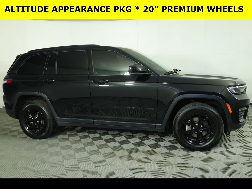 Used 2023 Jeep Grand Cherokee Altitude image 8