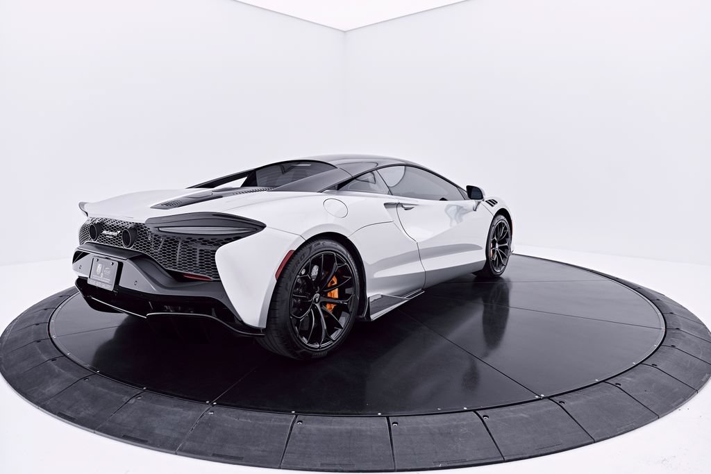 Used 2023 McLaren Artura RWD image 17