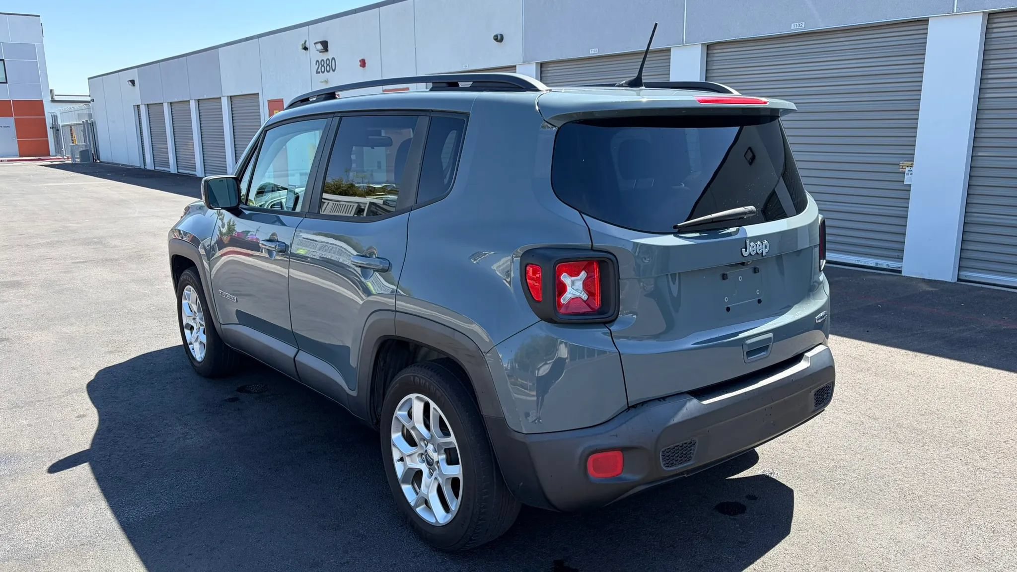 Used 2018 Jeep Renegade Latitude w/ UConnect 8.4 Nav Group FWD image 3