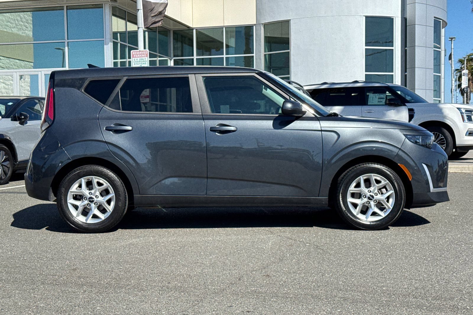 Used 2024 Kia Soul LX w/ Option Group 015 FWD image 3