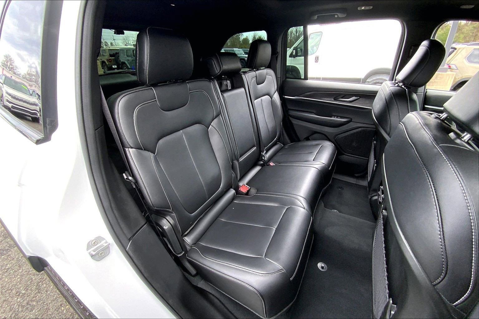 Used 2025 Jeep Grand Cherokee Limited w/ Black Appearance Package image 19