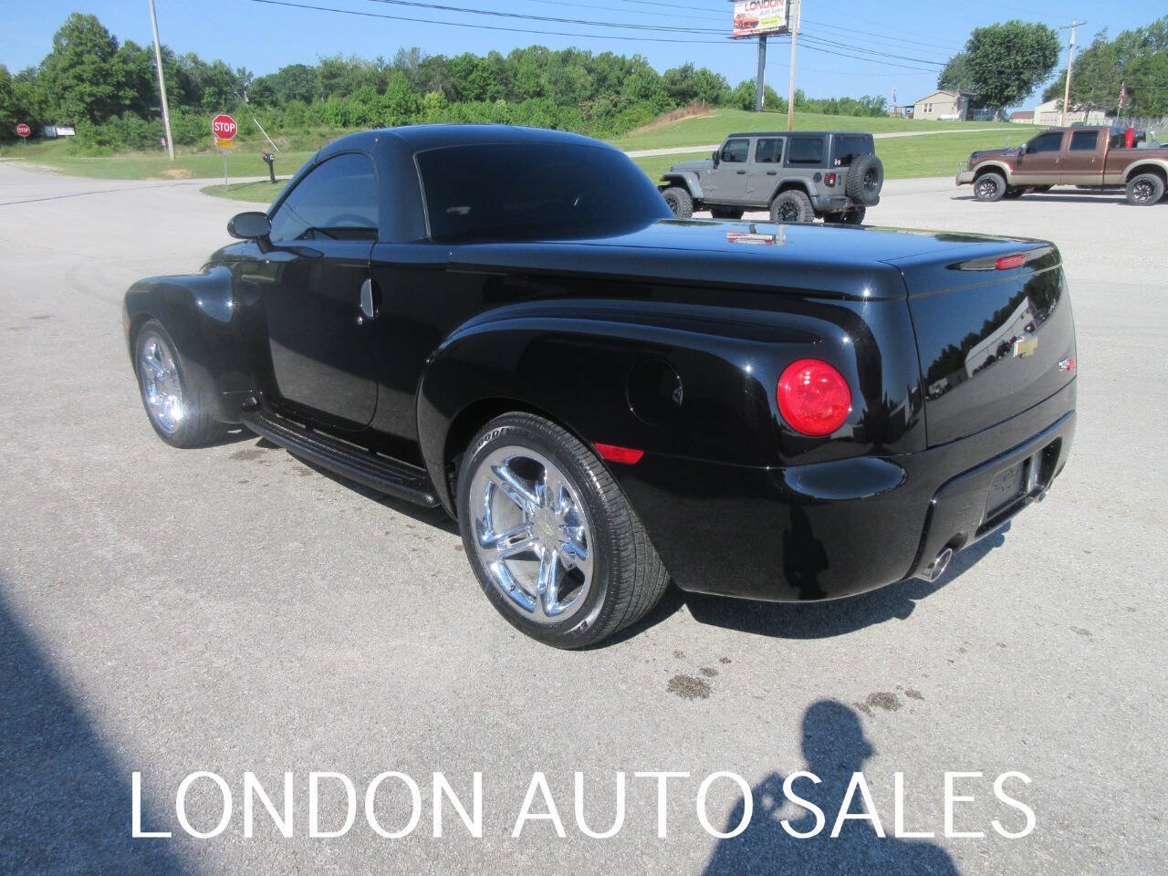 Used 2004 Chevrolet SSR w/ Preferred Equipment Group RWD image 4