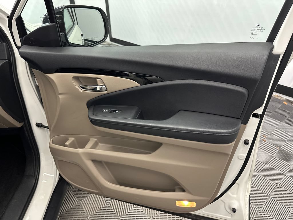 Used 2019 Honda Pilot Elite image 16