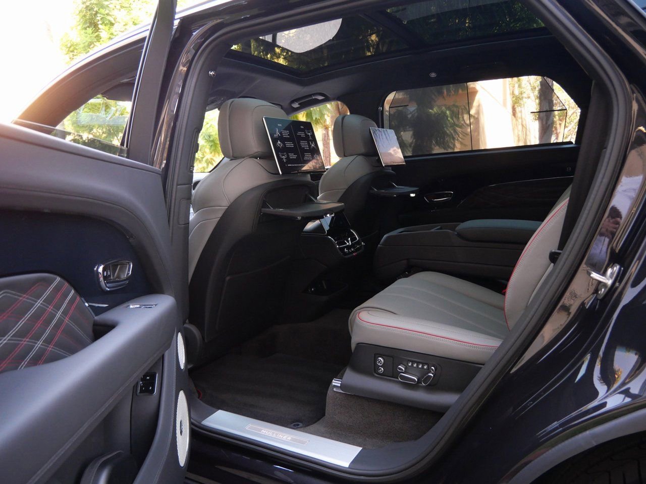 Used 2025 Bentley Bentayga Extended Wheelbase AWD/4WD image 23