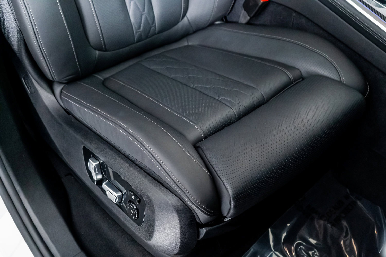 Used 2025 BMW X7 M60i image 33