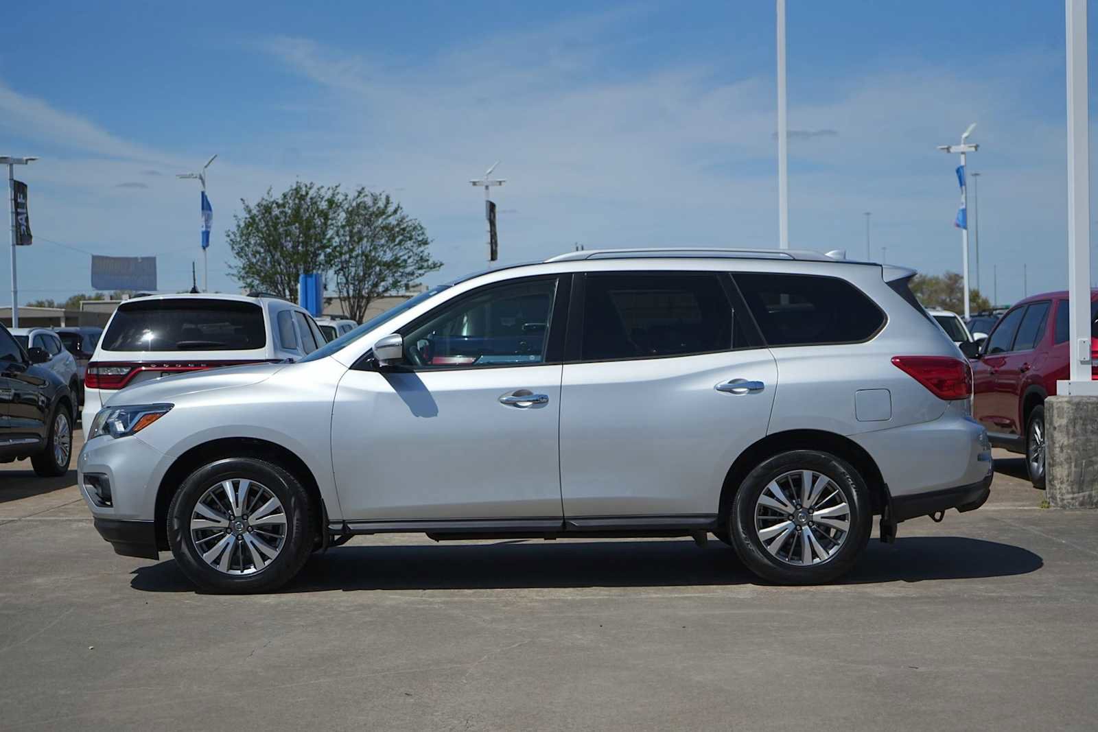 Used 2019 Nissan Pathfinder SL image 3