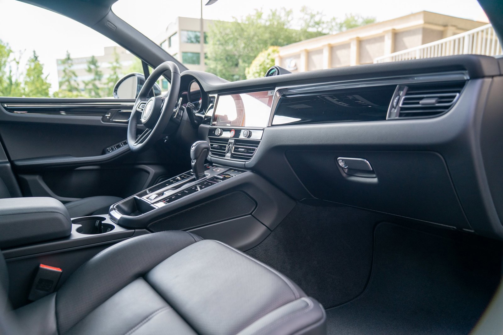 Certified 2025 Porsche Macan image 22