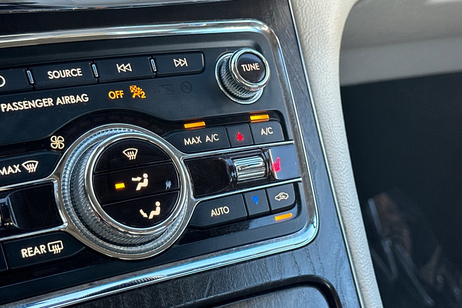 Used 2017 Lincoln Continental Select image 29