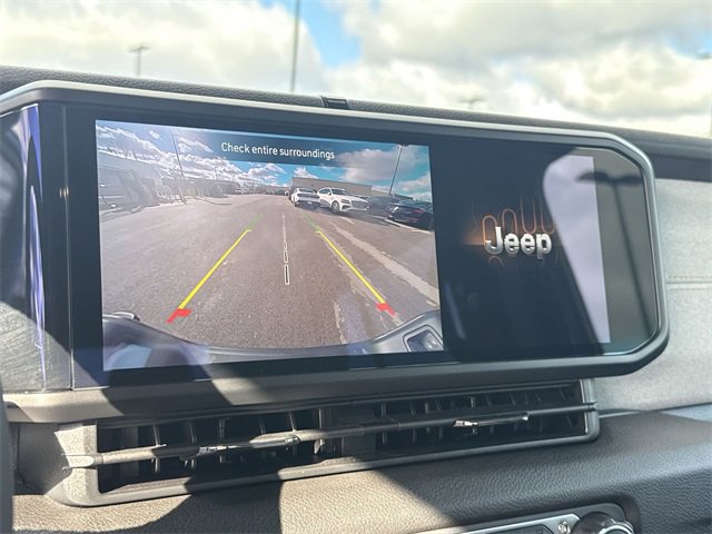 Used 2025 Jeep Gladiator Sport image 17