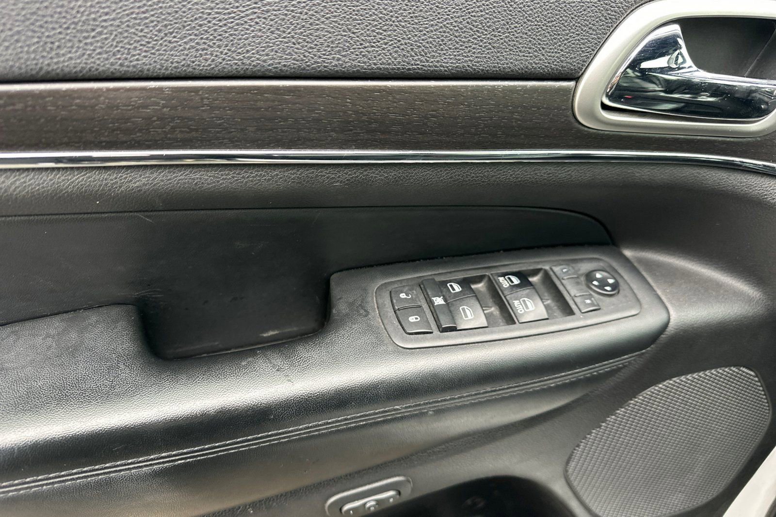 Used 2018 Jeep Grand Cherokee Limited image 11