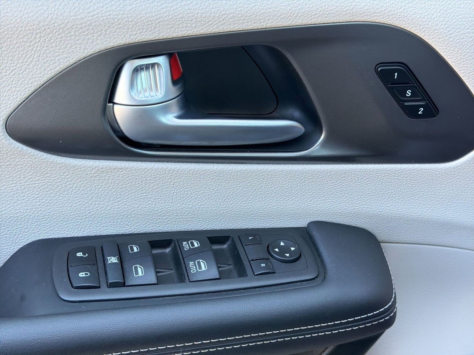 Certified 2024 Chrysler Pacifica Touring-L FWD image 21