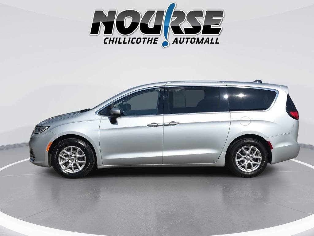 Used 2023 Chrysler Pacifica Touring-L FWD image 5