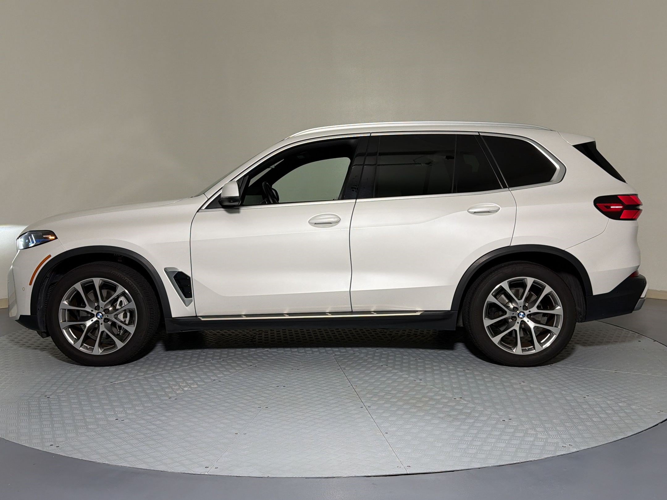 Used 2024 BMW X5 xDrive40i AWD/4WD image 2