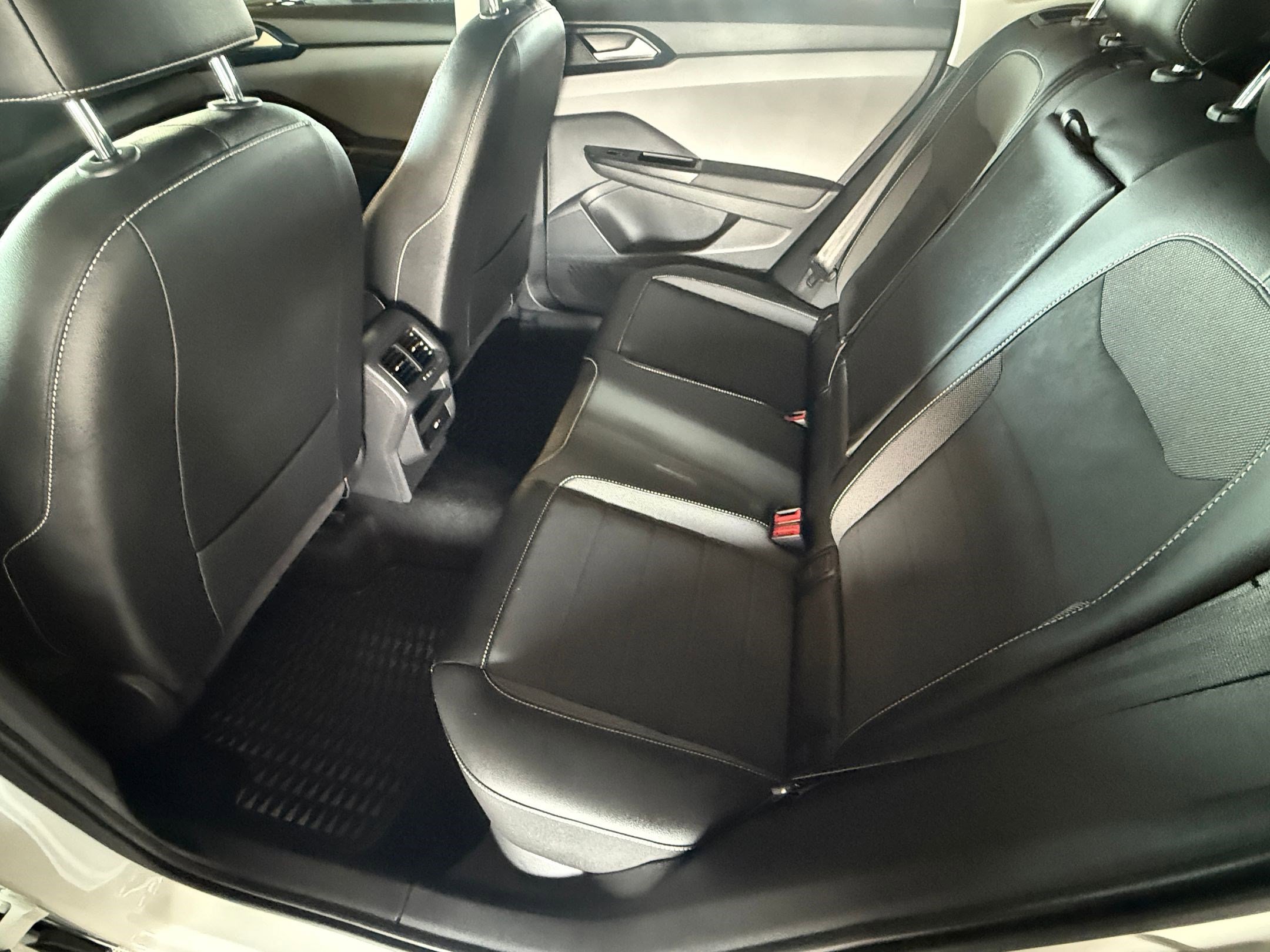 Certified 2023 Volkswagen Taos SE image 12