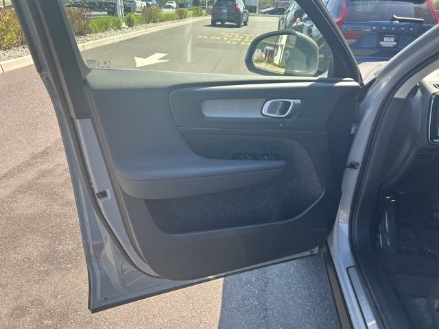 Certified 2025 Volvo XC40 B5 Plus AWD/4WD image 16