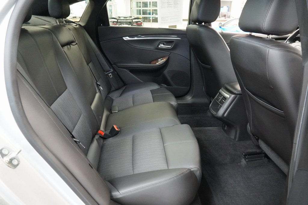 Used 2015 Chevrolet Impala LT w/ Convenience Package image 28