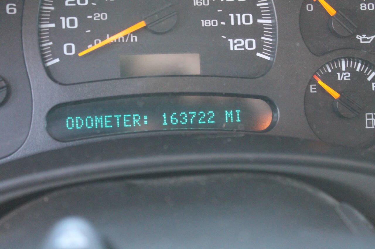 Used 2005 Chevrolet Suburban LS image 16