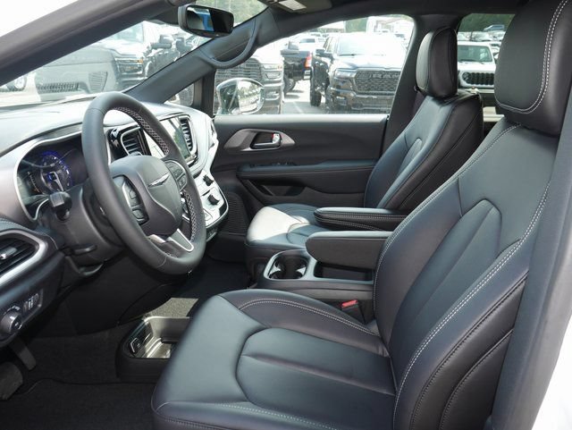 New 2026 Chrysler Pacifica Select AWD/4WD image 2