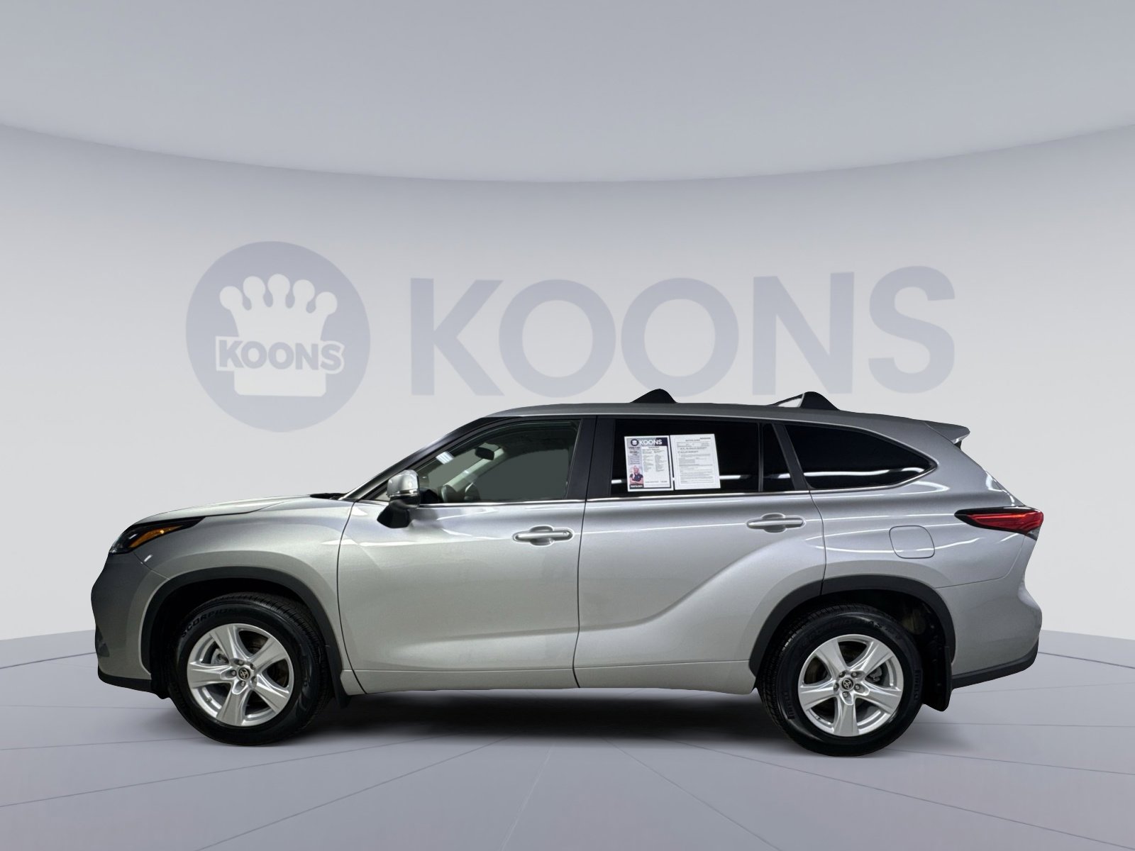 Used 2023 Toyota Highlander LE FWD image 8