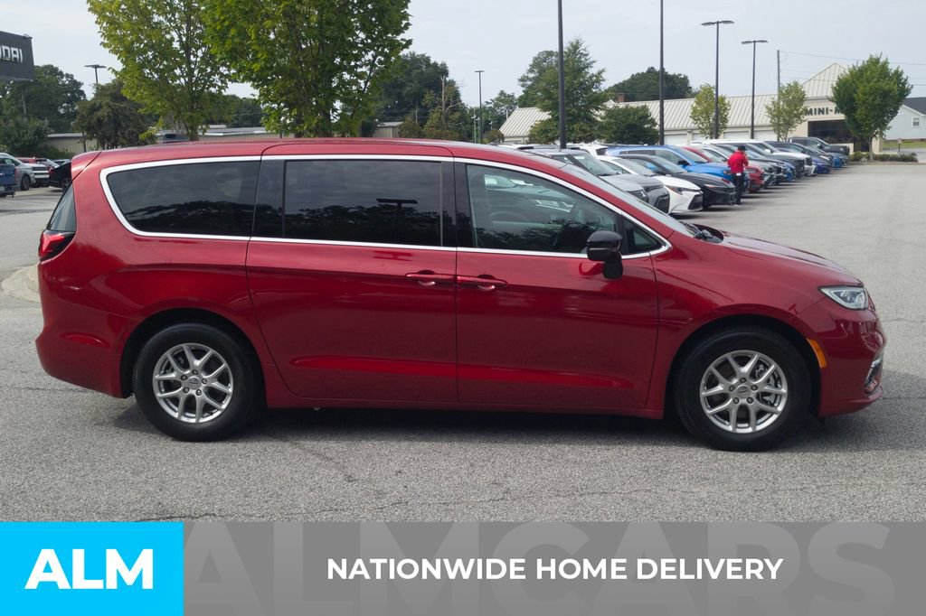 Used 2024 Chrysler Pacifica Touring-L FWD image 4