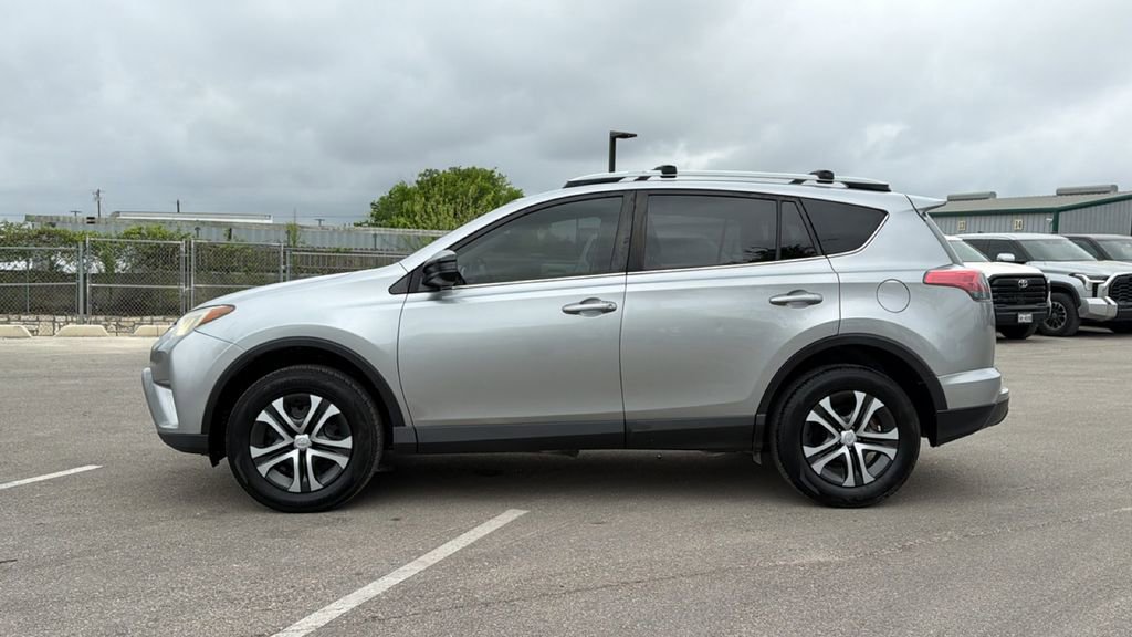 Used 2018 Toyota RAV4 LE image 10
