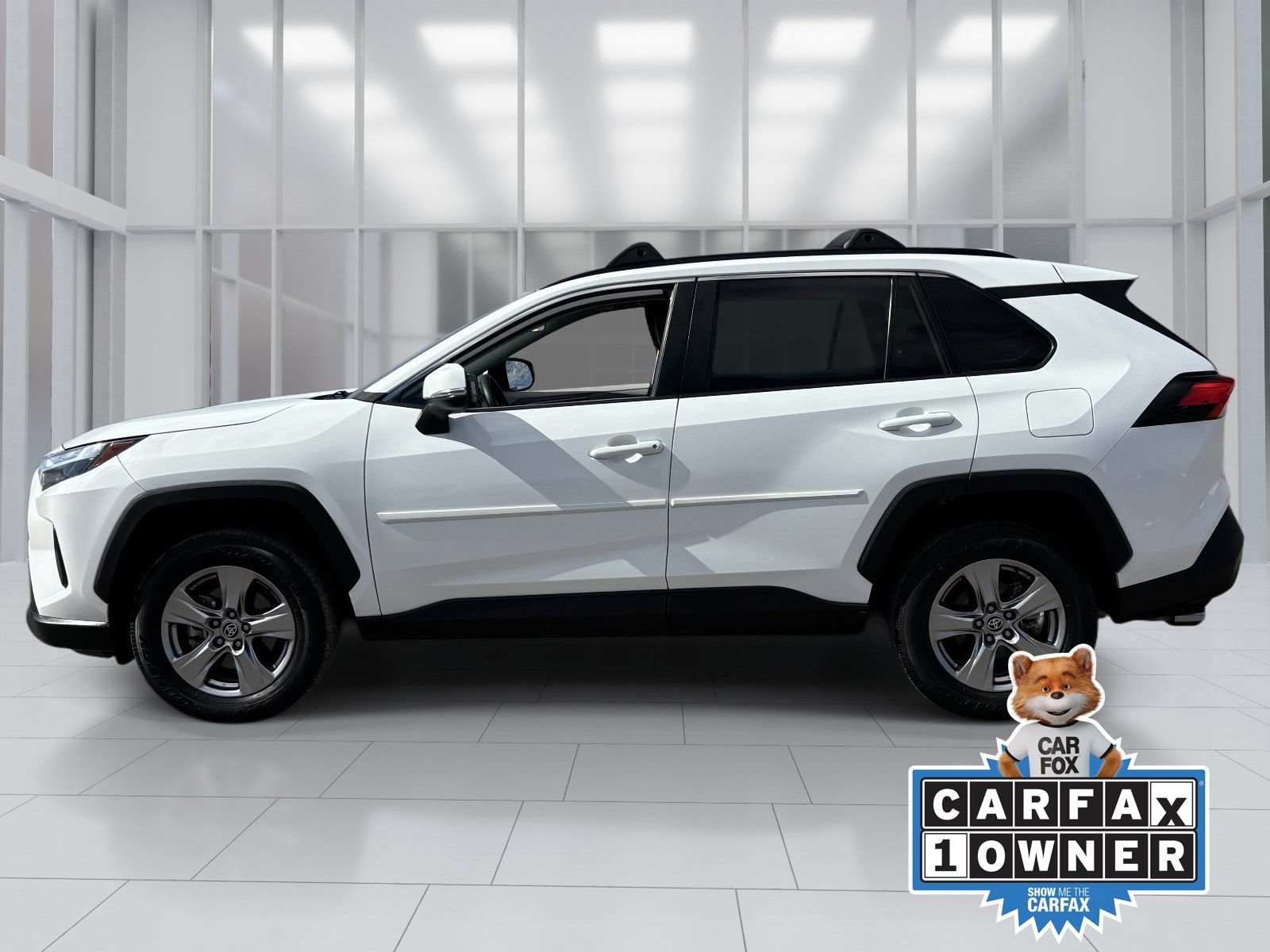 Used 2022 Toyota RAV4 XLE w/ Convenience Package FWD image 3