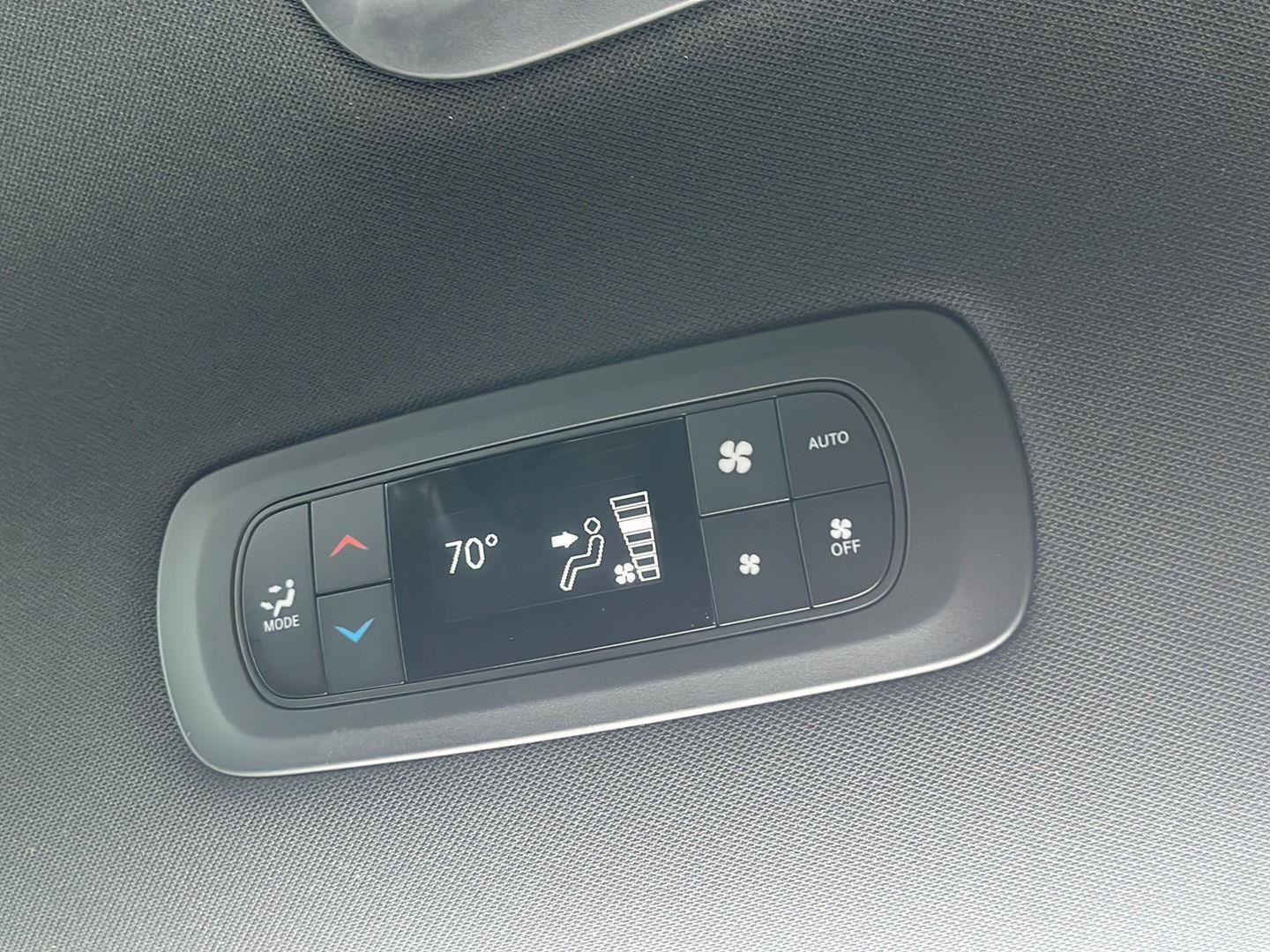 Used 2024 Chrysler Pacifica Limited image 31