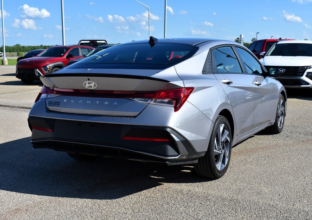 Used 2025 Hyundai Elantra Sport FWD image 3