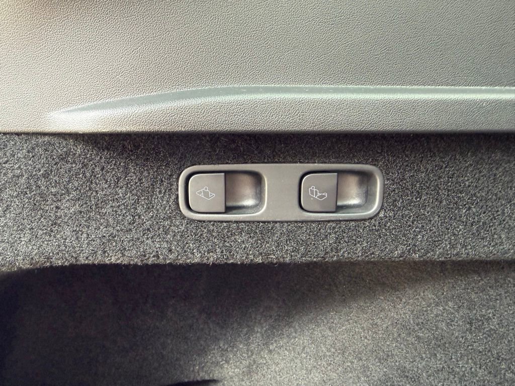 Used 2022 Tesla Model Y Long Range image 12