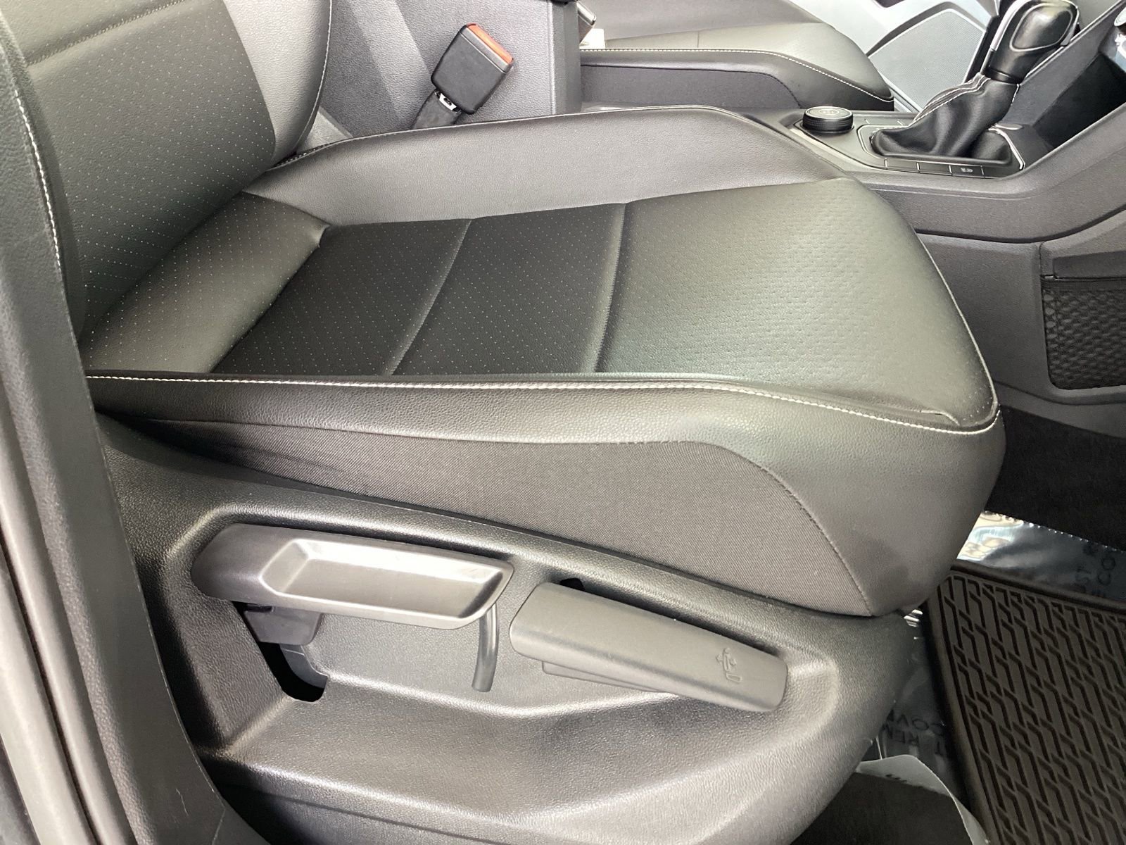 Used 2021 Volkswagen Tiguan SE image 18