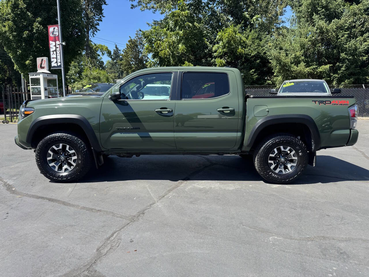 Used 2022 Toyota Tacoma TRD Off-Road w/ TRD Premium Off Road Package image 2