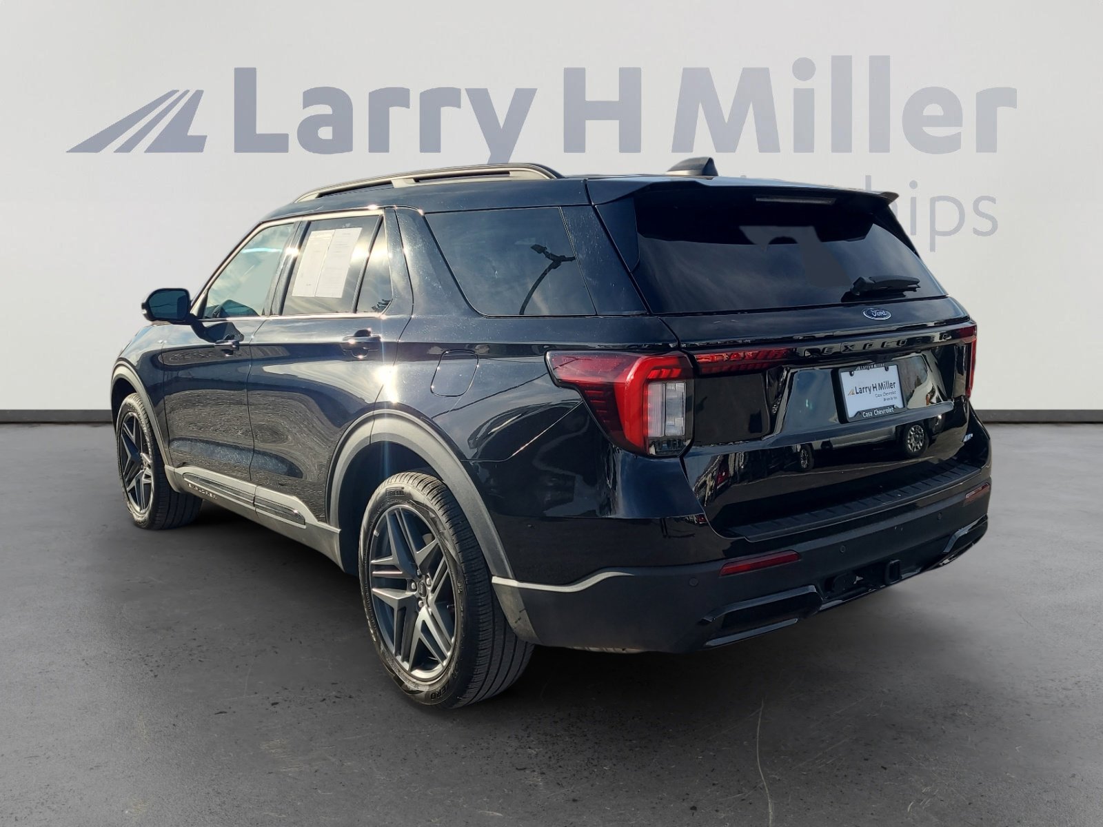 Used 2025 Ford Explorer ST-Line w/ ST-Line Street Pack image 3