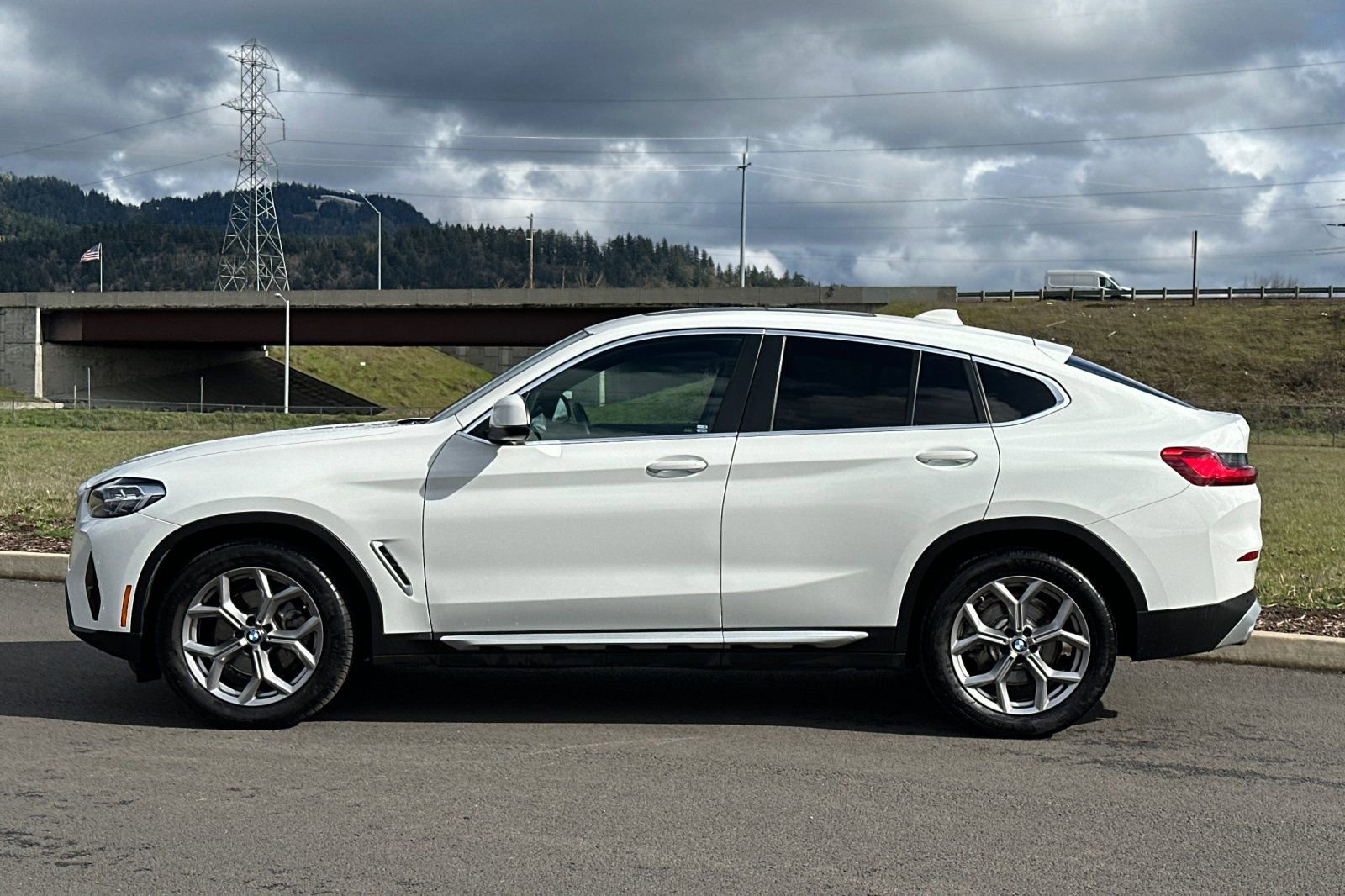 Used 2023 BMW X4 xDrive30i w/ Premium Package AWD/4WD image 6