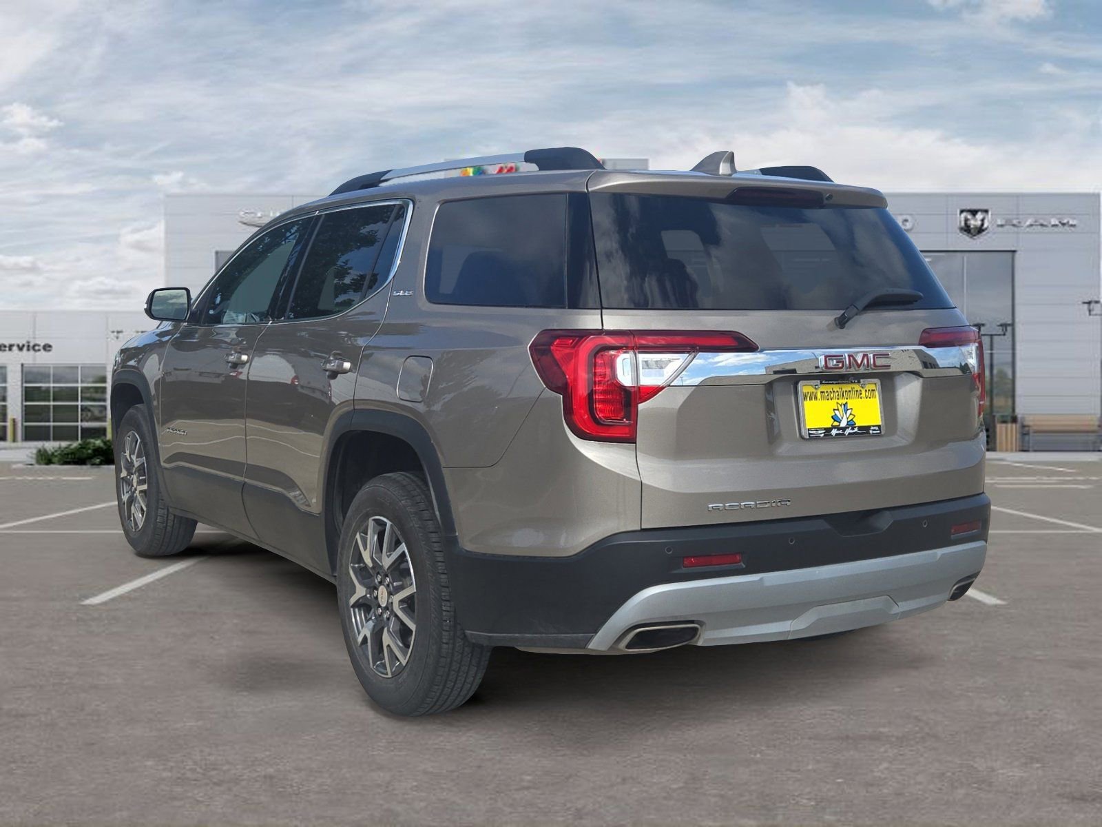Used 2023 GMC Acadia SLE w/ Driver Convenience Package FWD image 3