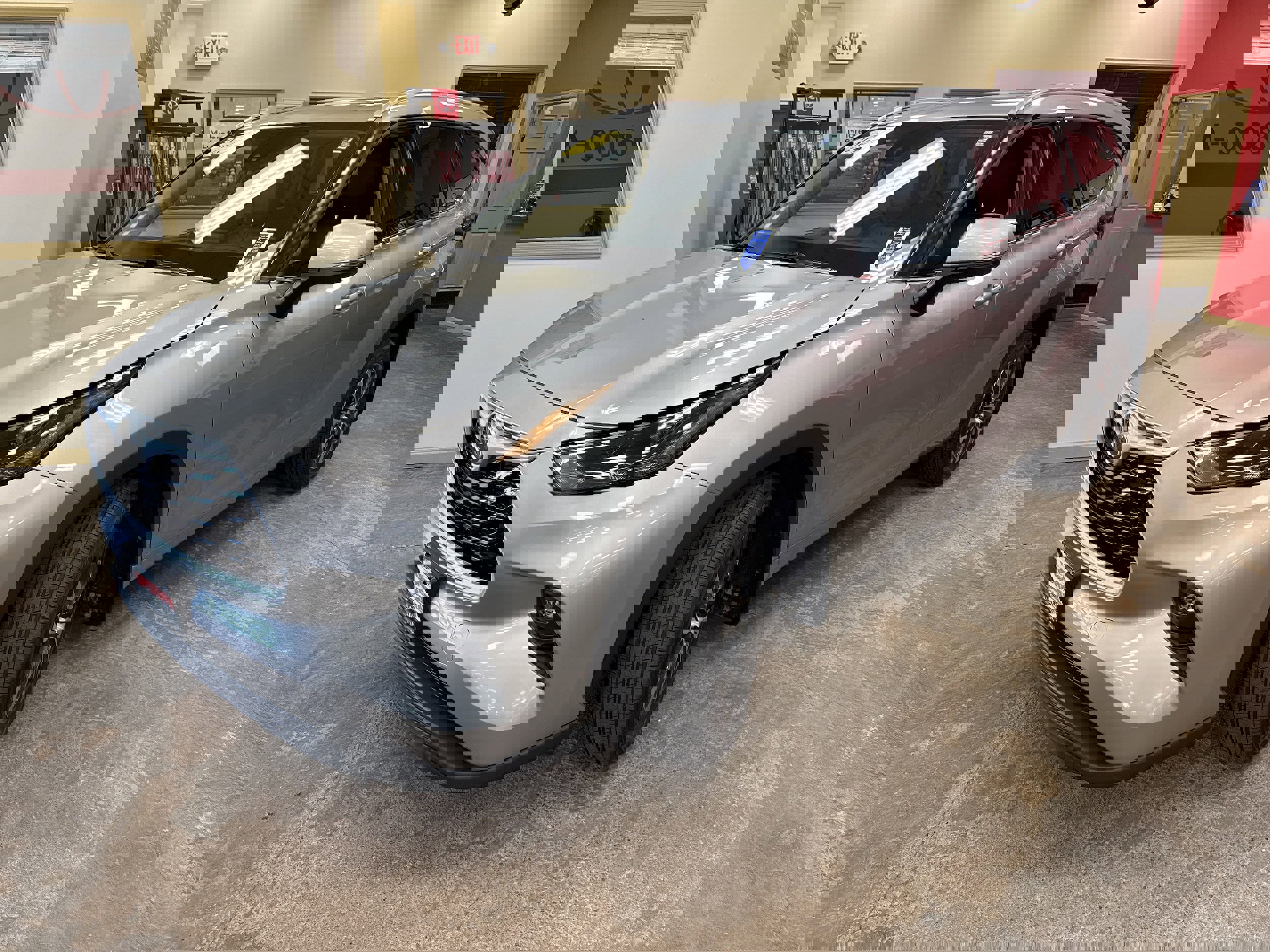 Used 2022 Toyota Highlander XLE image 3