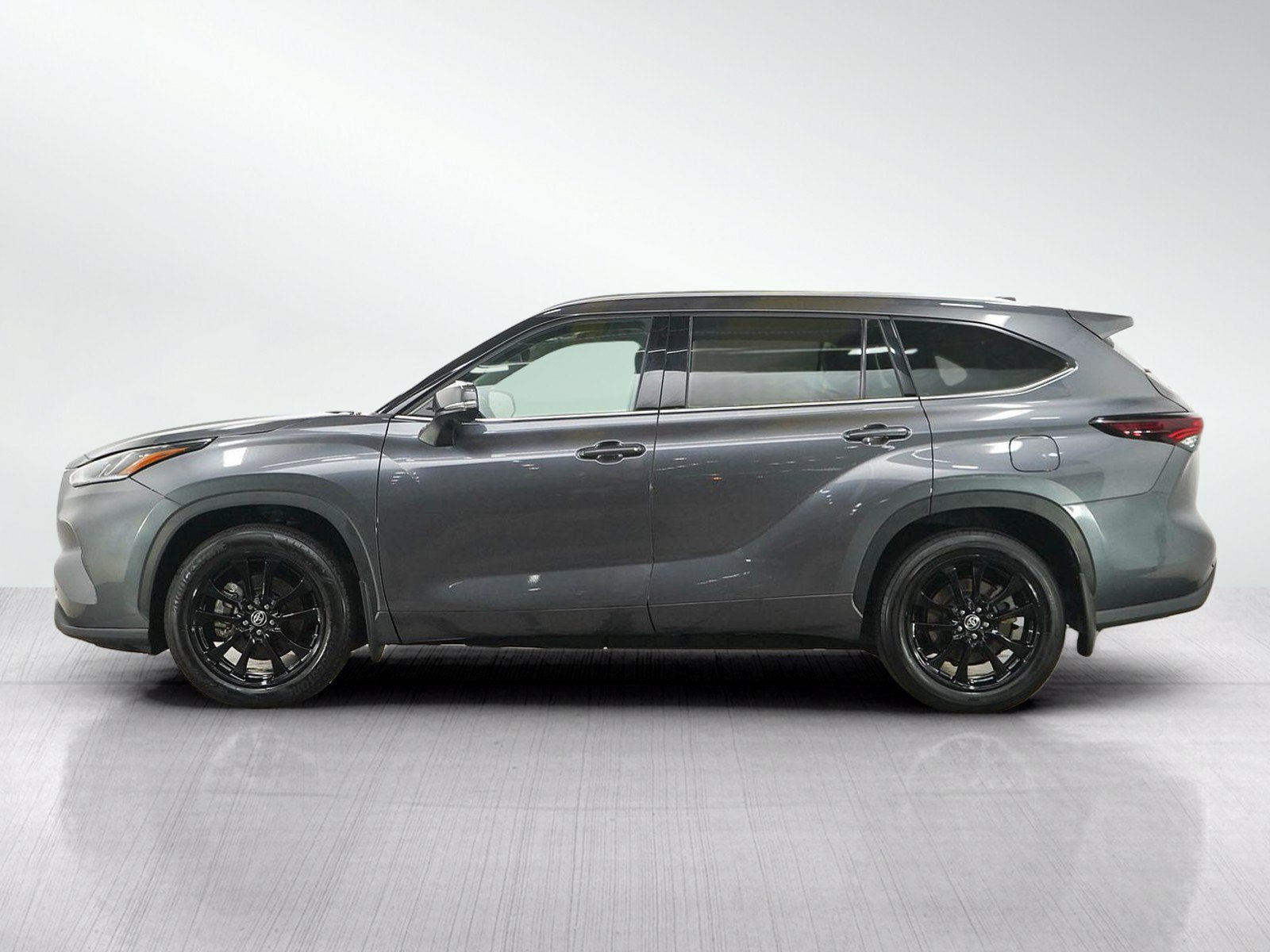 Used 2024 Toyota Highlander Limited AWD/4WD image 2