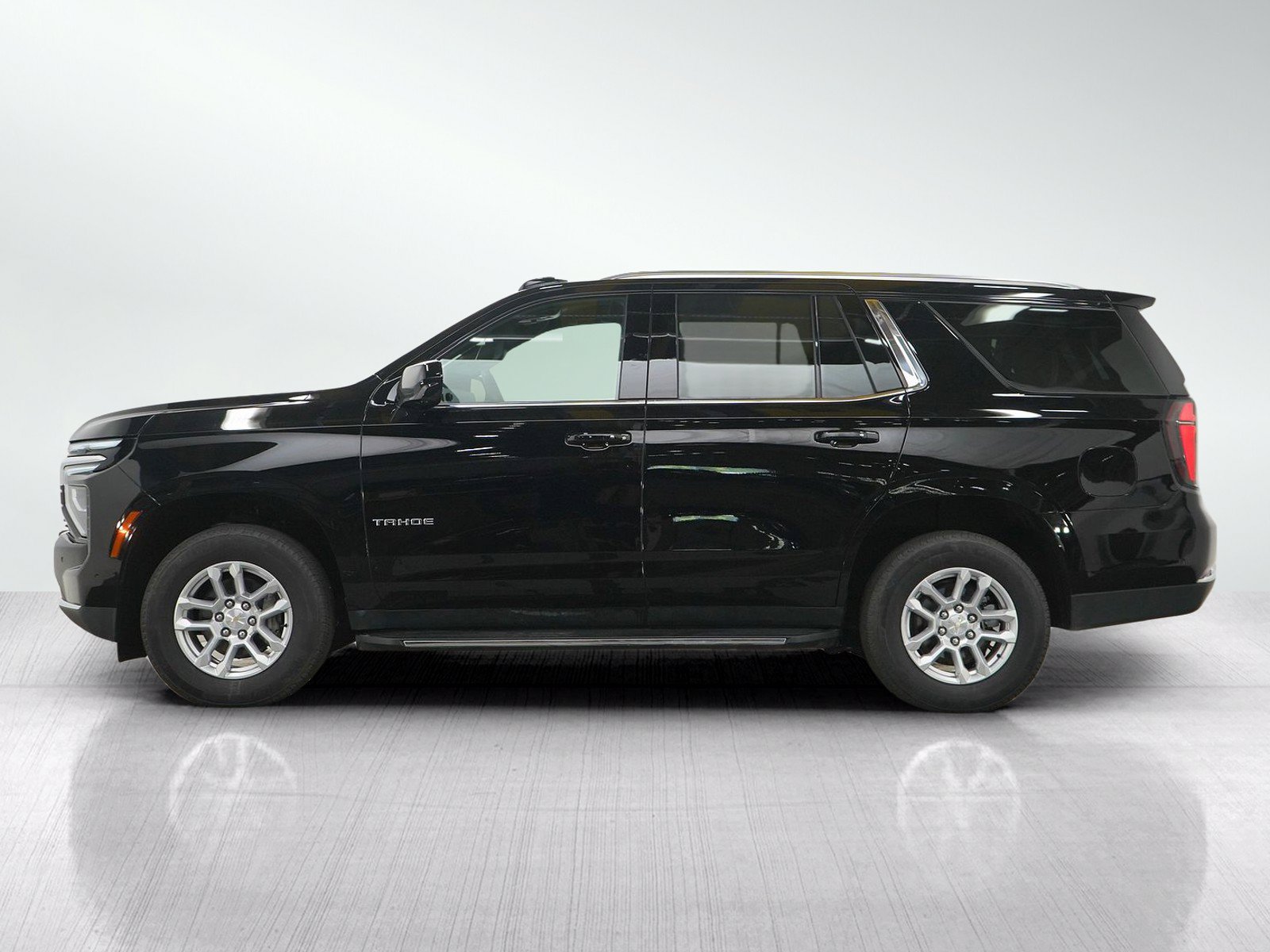 Used 2025 Chevrolet Tahoe LT AWD/4WD image 2