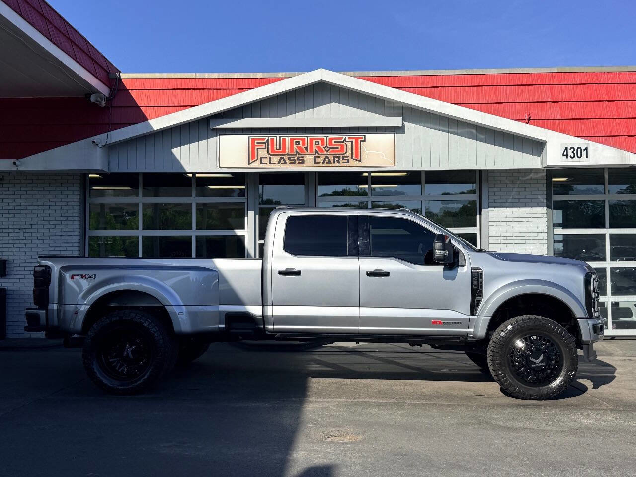Used 2024 Ford F450 Platinum w/ FX4 Off-Road Package image 2