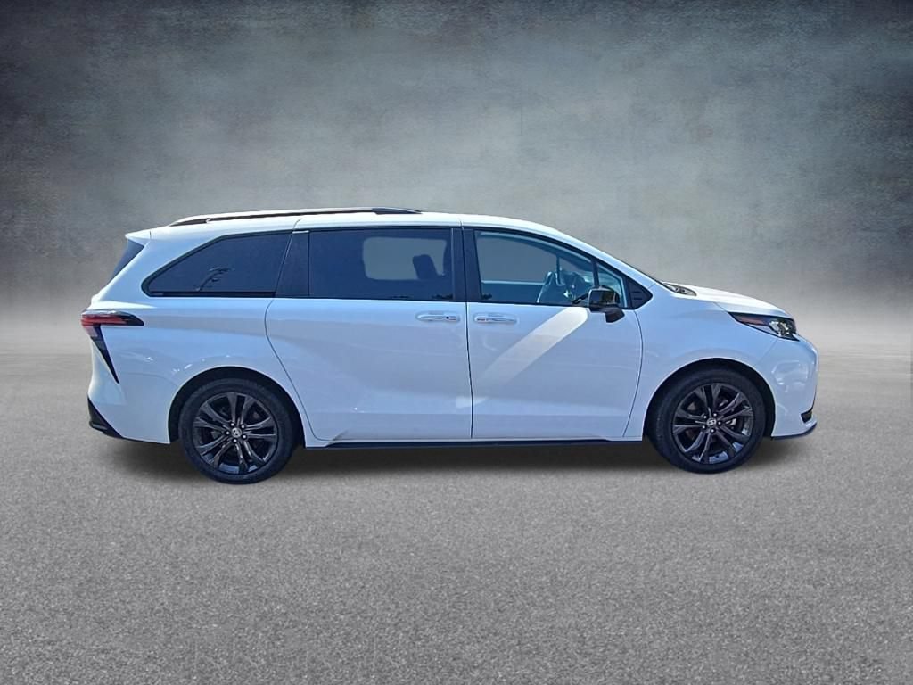 Used 2025 Toyota Sienna XSE FWD image 10