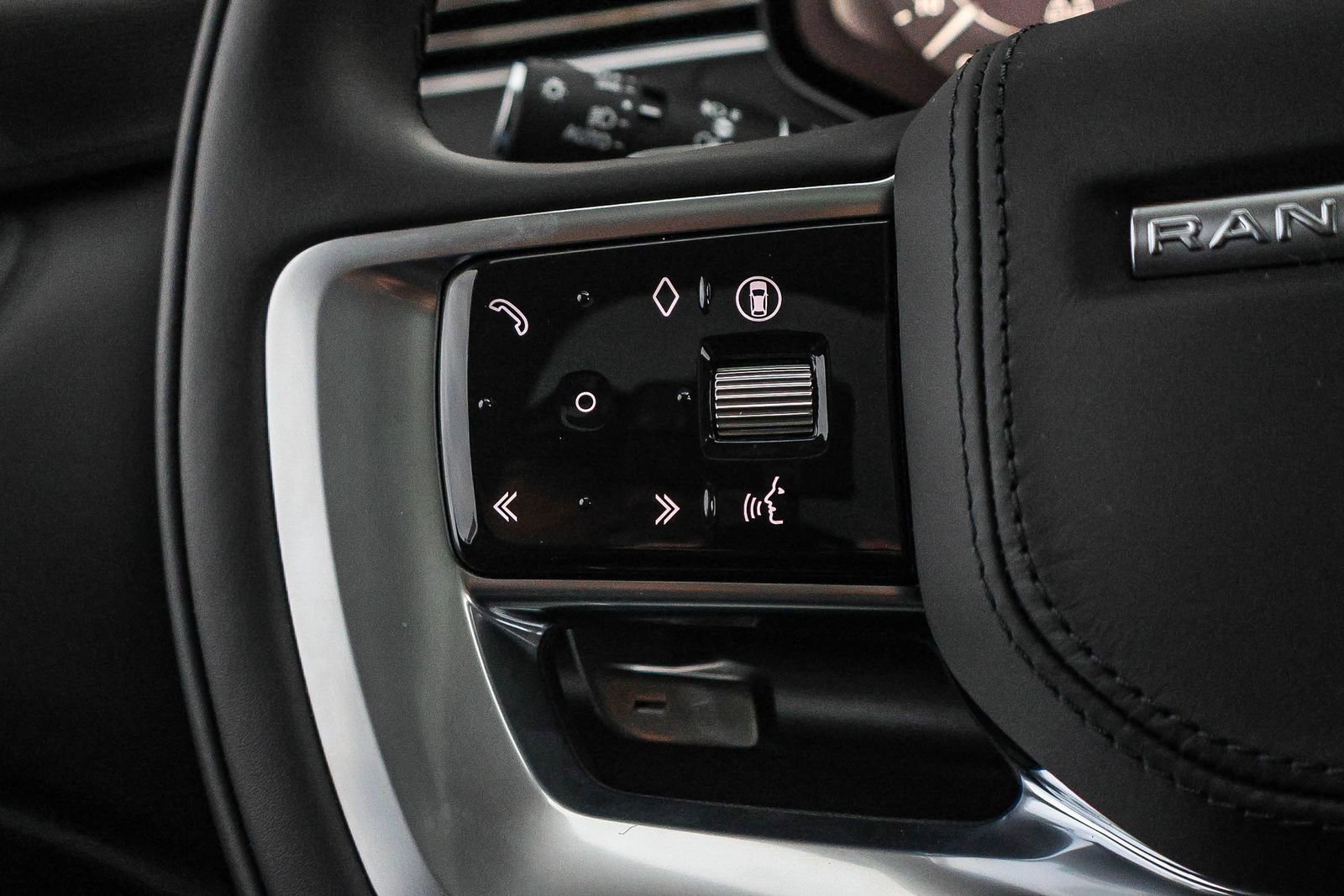 New 2025 Land Rover Range Rover Long Wheelbase SE image 40