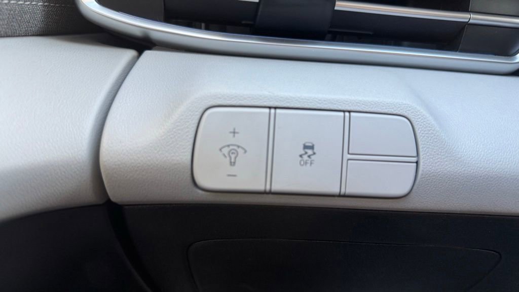Certified 2024 Hyundai Elantra Limited FWD image 17