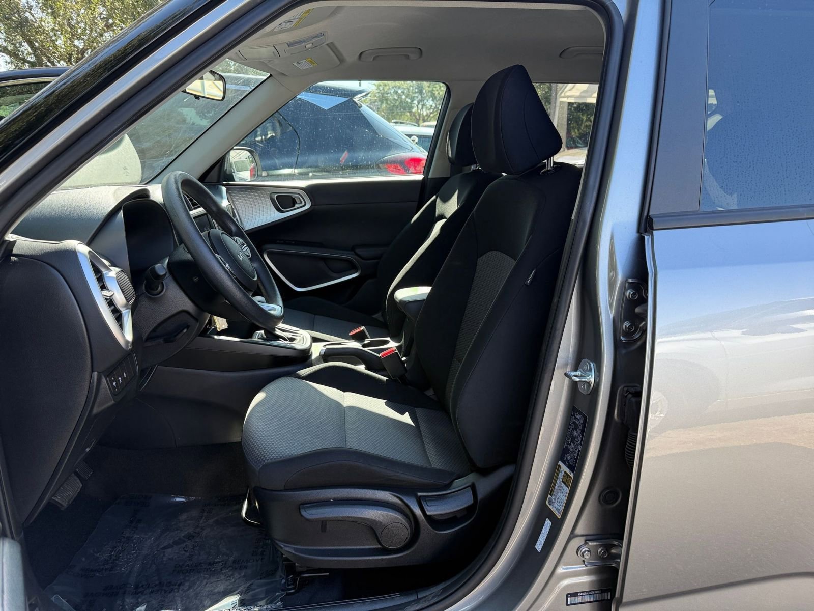 Used 2025 Kia Soul LX w/ LX Technology Package FWD image 33