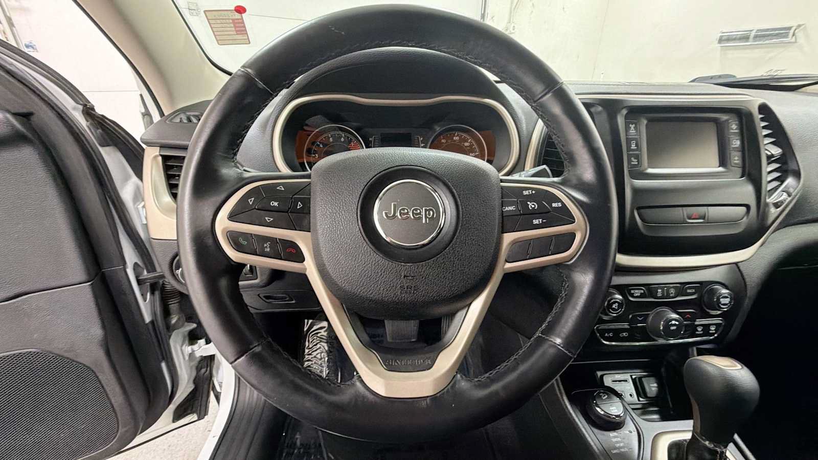 Used 2017 Jeep Cherokee Latitude AWD/4WD image 16