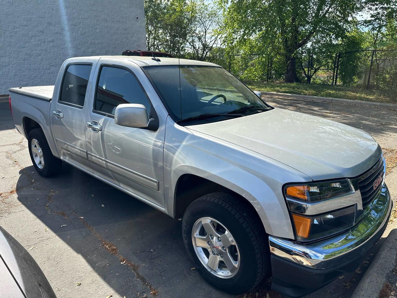 Used 2010 GMC Canyon SLE image 1
